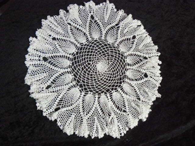 FINE VINTAGE COTTON DOILIE 42 CM