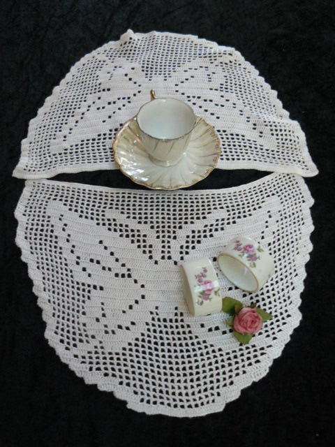 Set of 2 Doilis for Place Mats with 2 Ceramic Serviette Rings