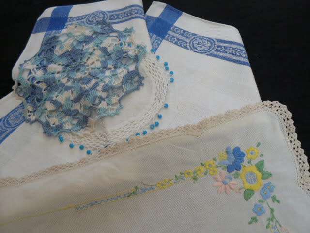 VINTAGE COTTON EMBROIDERED TRAY CLOH WITH OTHER ITEMS