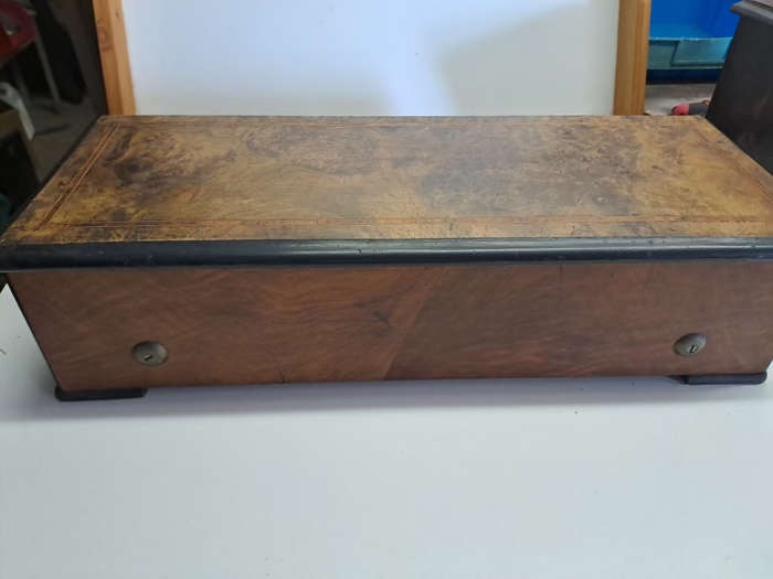 Victorian bur wallnut  music box