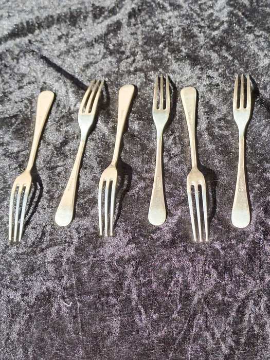 ^ hallmarked EP pickle forks very nice
