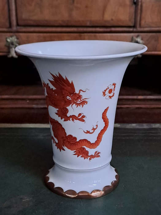Antique Meissen RED MING DRAGON vase. Stunning 16cm tall