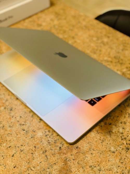 2017 Macbook Pro 15-inch Retina Display - Intel Core i7 - 16GB RAM - 512GB SSD Touchbar Dual GPU