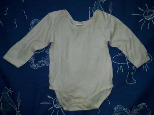SPECIAL!! BABY GROW WHITE  - NO MAKE & SIZE - MAY HAVE A FEW MARKS ON IT