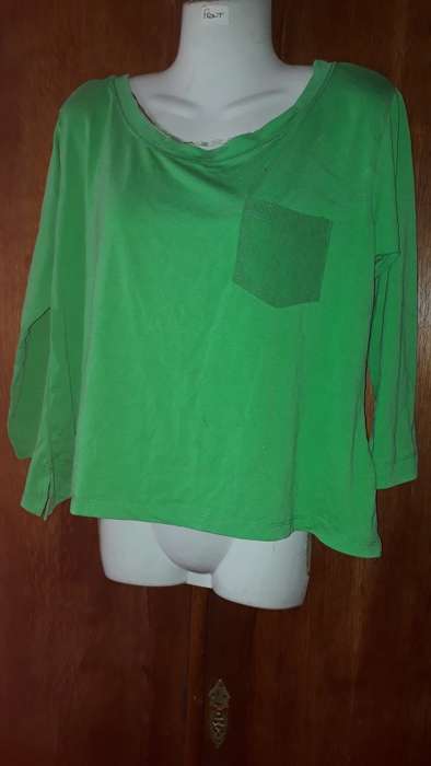 LADIES: LONG SLEEVED GREEN T-SHIRT - MAKE: SLICK - SIZE: NO SIZE