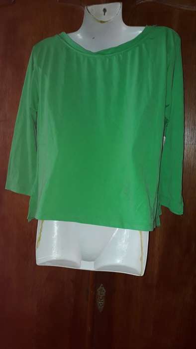 LADIES: LONG SLEEVED GREEN T-SHIRT - MAKE: SLICK - SIZE: NO SIZE