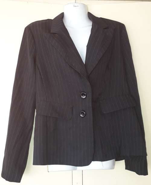 LADIES: BLACK & WHITE BLAZER - MAKE: CONTEMPO - SIZE: 14