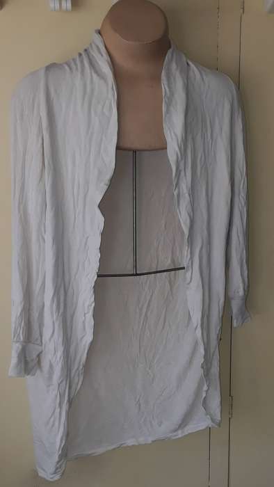LADIES: WHITE TOP - MAKE: NO MAKE - SIZE: NO SIZE