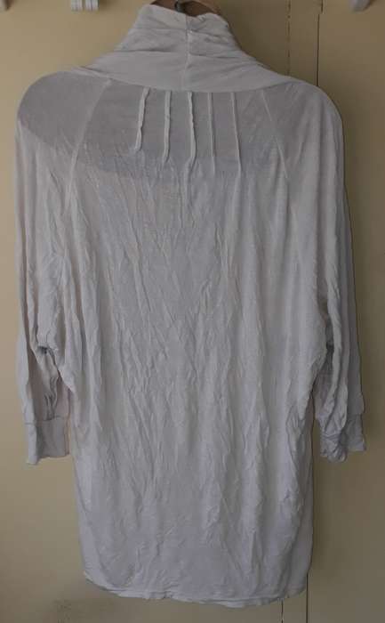 LADIES: WHITE TOP - MAKE: NO MAKE - SIZE: NO SIZE
