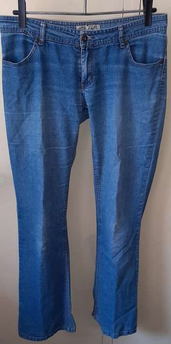 LADIES: BLUE JEANS - MAKE: RT BOOTLEG - SIZE: 34