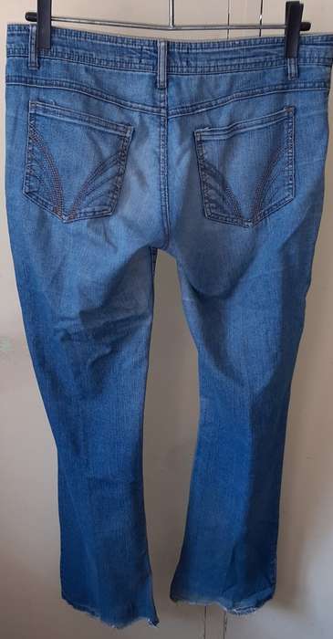 LADIES: BLUE JEANS - MAKE: RT BOOTLEG - SIZE: 34