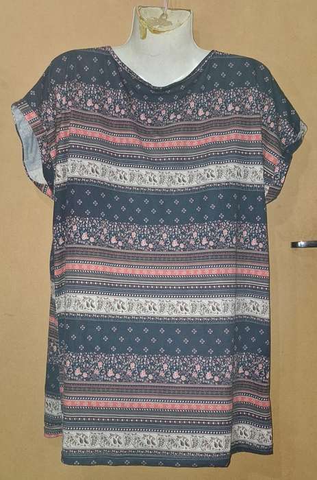 Ladies - Multicolored Top - Make - no make - Size - no size