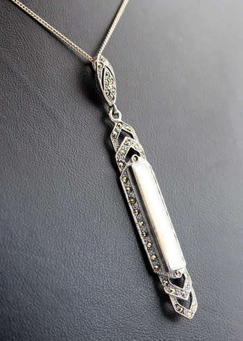 LONG ART DECO MOTHER OF PEARL AND MARCASITE STERLING SILVER PENDANT ON A SIMPLE 39CM CHAIN. 925