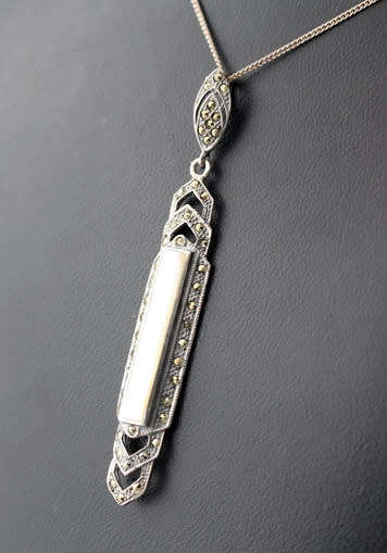 LONG ART DECO MOTHER OF PEARL AND MARCASITE STERLING SILVER PENDANT ON A SIMPLE 39CM CHAIN. 925