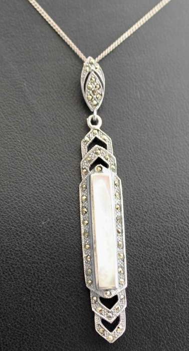 LONG ART DECO MOTHER OF PEARL AND MARCASITE STERLING SILVER PENDANT ON A SIMPLE 39CM CHAIN. 925
