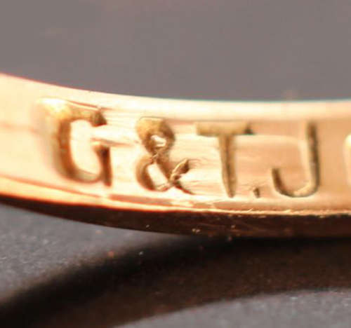 DAINTY ENGLISH VINTAGE GARNET TRILOGY 9CT YELLOW GOLD RING LONDON ASSAY HALLMARK