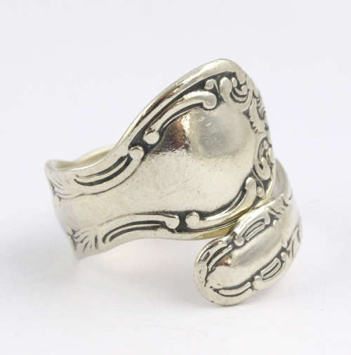 ENGLISH HEAVY VINTAGE STERLING SILVER `TEASPOON` RING WITH SCROLL ENGRAVING. 925. COLLECTABLE! 6,1g