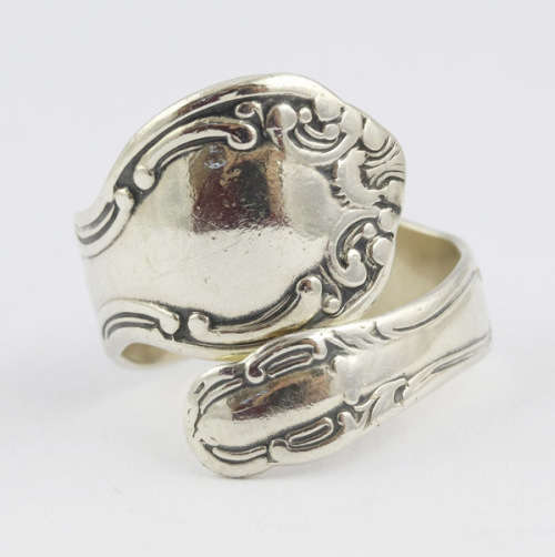 ENGLISH HEAVY VINTAGE STERLING SILVER `TEASPOON` RING WITH SCROLL ENGRAVING. 925. COLLECTABLE! 6,1g