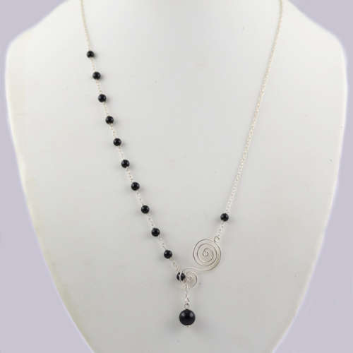 BLACK SPINEL BEAD AND STERLING SILVER PENDANT ON A 555mm STERLING SILVER NECKLACE 925