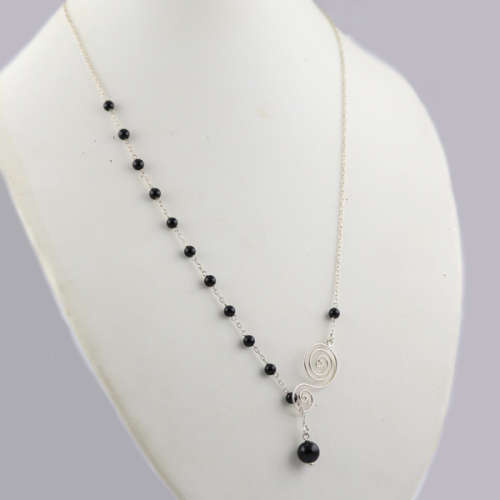 BLACK SPINEL BEAD AND STERLING SILVER PENDANT ON A 555mm STERLING SILVER NECKLACE 925