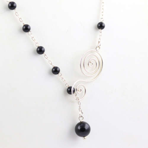 BLACK SPINEL BEAD AND STERLING SILVER PENDANT ON A 555mm STERLING SILVER NECKLACE 925