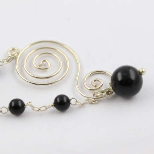 BLACK SPINEL BEAD AND STERLING SILVER PENDANT ON A 555mm STERLING SILVER NECKLACE 925