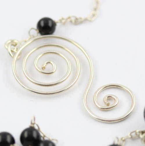 BLACK SPINEL BEAD AND STERLING SILVER PENDANT ON A 555mm STERLING SILVER NECKLACE 925