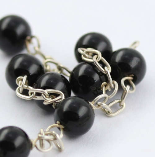 BLACK SPINEL BEAD AND STERLING SILVER PENDANT ON A 555mm STERLING SILVER NECKLACE 925