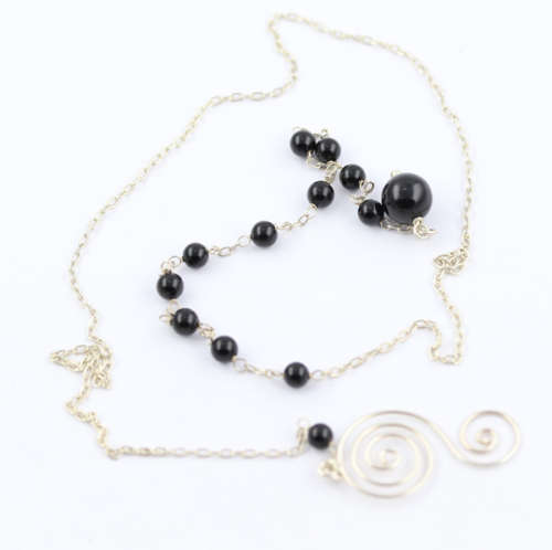 BLACK SPINEL BEAD AND STERLING SILVER PENDANT ON A 555mm STERLING SILVER NECKLACE 925