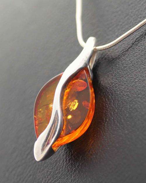 UNUSUAL REAL BALTIC AMBER PENDANT. incl. STERLING SILVER CHAIN. CERTIFICATE OF AUTHENTICITY INCL