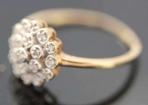 MODERN DIAMOND CLUSTER RING. SET CLOSE TO THE FINGER. 0,10 carats. BIRMINGHAM ASSAY