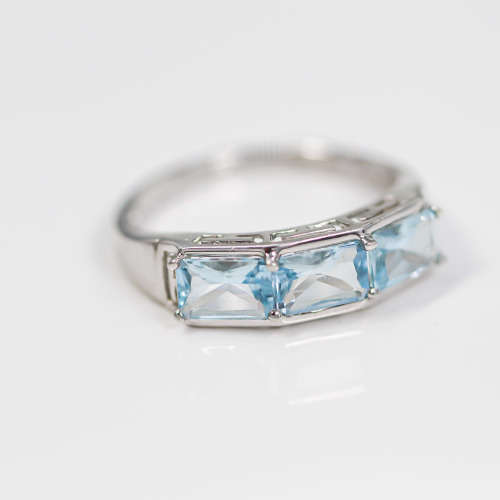 ENGLISH HALLMARKED NATURAL AQUAMARINE 9CT WHITE GOLD RING. EMERALD CUT