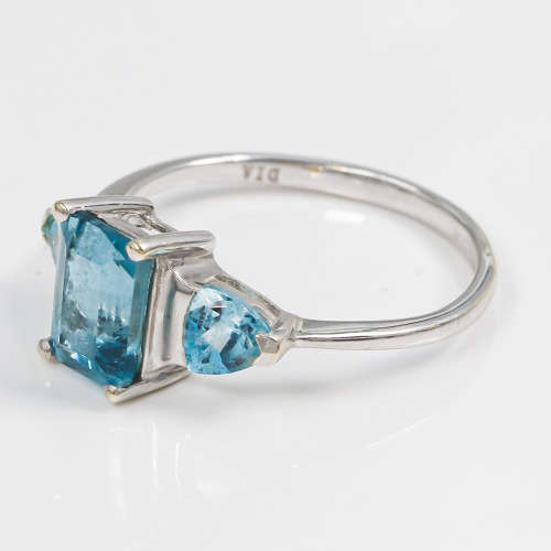 EYE-CATCHING VINTAGE NATURAL BLUE TOPAZ TRILOGY 9CT WHITE GOLD RING. 375