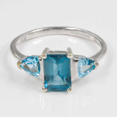 EYE-CATCHING VINTAGE NATURAL BLUE TOPAZ TRILOGY 9CT WHITE GOLD RING. 375