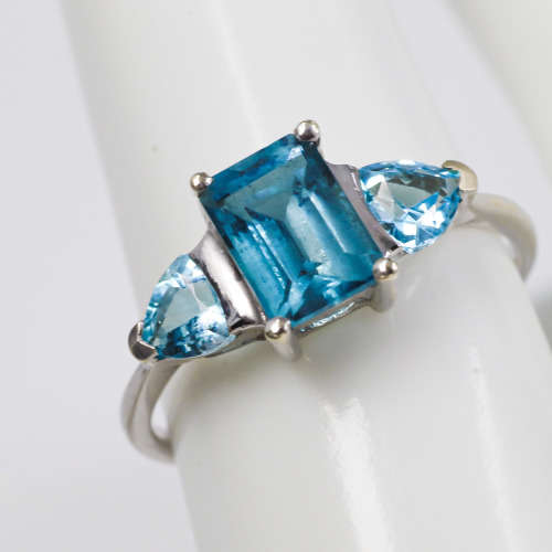 EYE-CATCHING VINTAGE NATURAL BLUE TOPAZ TRILOGY 9CT WHITE GOLD RING. 375