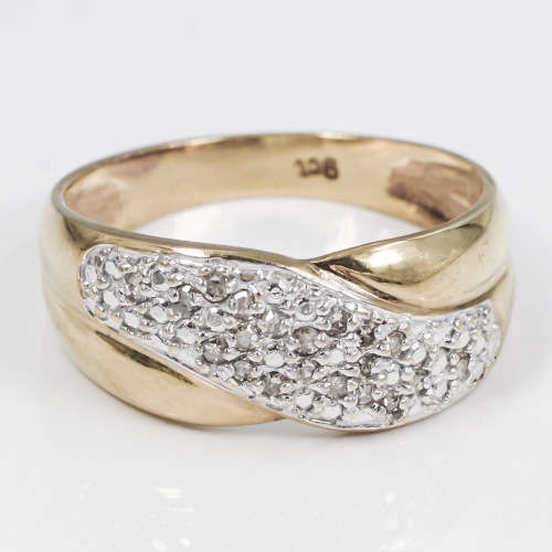 GORGEOUS DIAMOND PAVÉ CROSSOVER 9CT YELLOW GOLD RING. *JEWELLER EVALUATION R17`000*