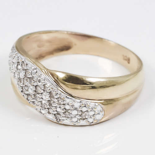 GORGEOUS DIAMOND PAVÉ CROSSOVER 9CT YELLOW GOLD RING. *JEWELLER EVALUATION R17`000*