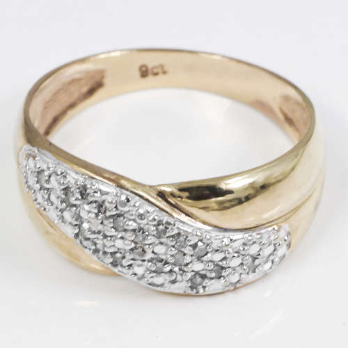 GORGEOUS DIAMOND PAVÉ CROSSOVER 9CT YELLOW GOLD RING. *JEWELLER EVALUATION R17`000*