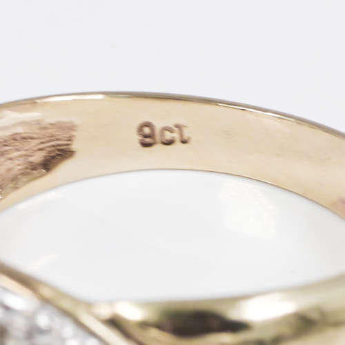 GORGEOUS DIAMOND PAVÉ CROSSOVER 9CT YELLOW GOLD RING. *JEWELLER EVALUATION R17`000*