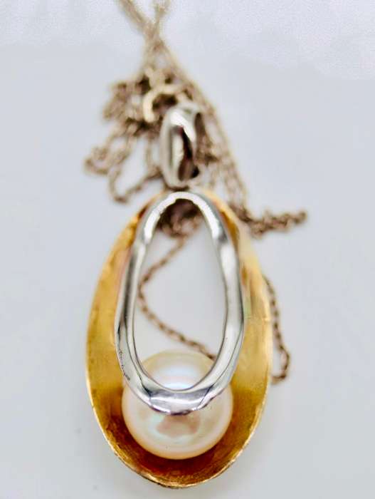NATURAL PEARL 2-TONE STERLING SILVER PENDANT NECKLACE ON 52cm LONG STERLING SILVER CHAIN