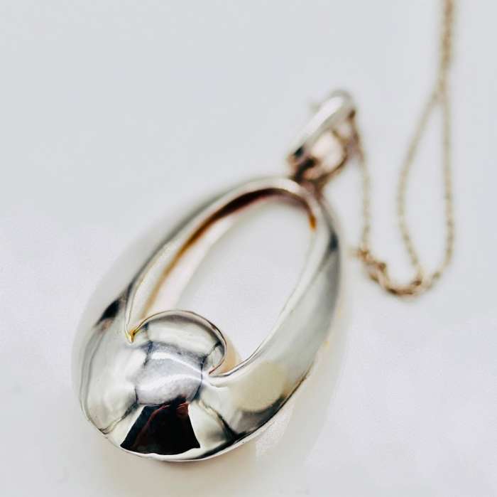 NATURAL PEARL 2-TONE STERLING SILVER PENDANT NECKLACE ON 52cm LONG STERLING SILVER CHAIN