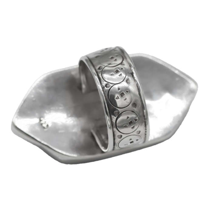 UNUSUAL STERLING SILVER CORAL GEMSTONE RING WITH TACTILE DECORATIVE DETAIL