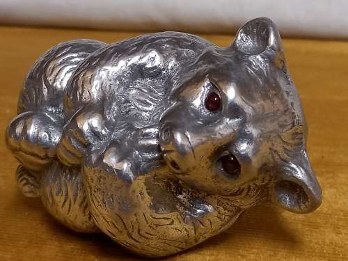 ARTHUR COURT SIGNED BEAR WITH PAW IN MOUTH PAPERWEIGHT