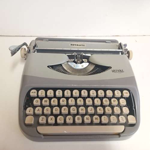 VINTAGE 60`S ROYAL MCBEE ROYALITE PORTABLE TYPEWRITER SOFT CASE NETHERLANDS WORKS