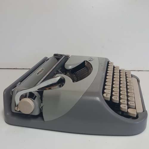 VINTAGE 60`S ROYAL MCBEE ROYALITE PORTABLE TYPEWRITER SOFT CASE NETHERLANDS WORKS