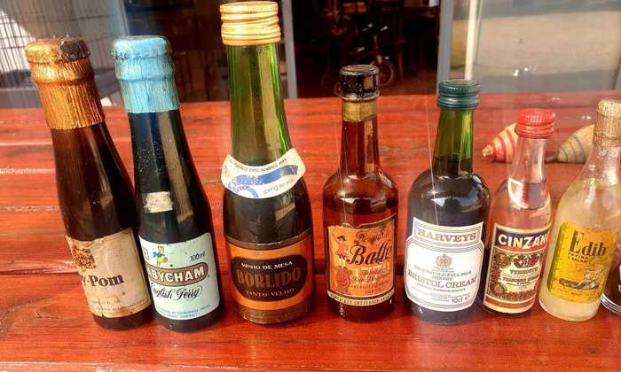 LOT OF VINTAGE MINIATURE BOTTLES MANY WITH CONTENTS