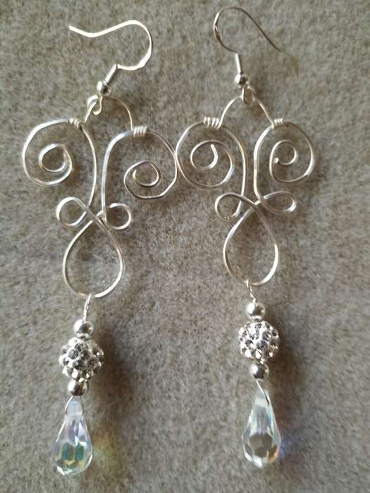 Silver Celtic knot crystal earrings. E117