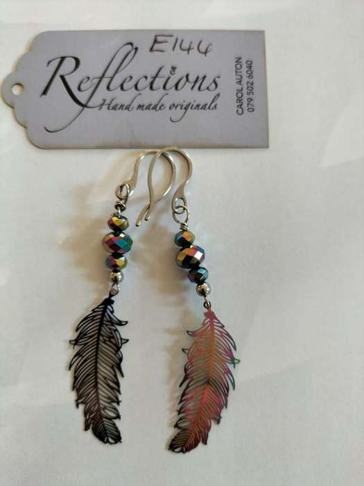 Stainless steel crystal and feather earrings. E144