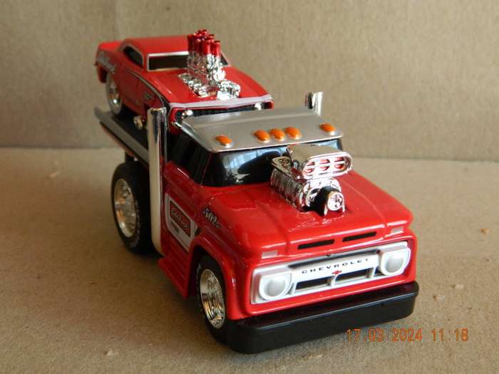 MAISTO -  02 - MUSCLE MACHINES -  CHEVROLET C60 FLATBED AND CHEVROLET CAMARO CAR