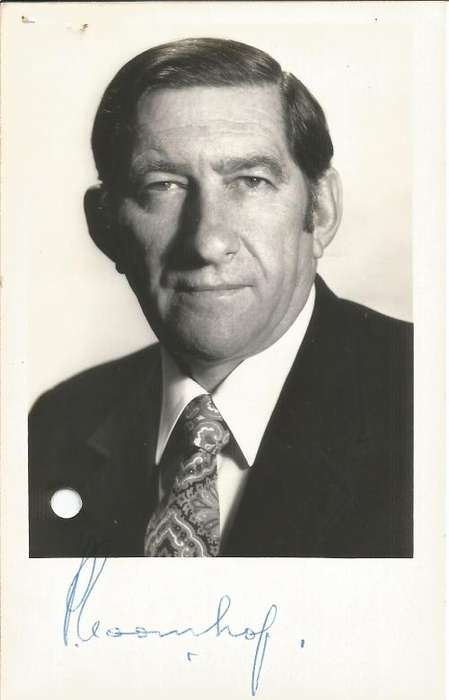 THEMATIC POLITICS - PHOTOGRAPH OF PIET KOORNHOF MINISTER CO-OPERATION SIGNED BY HIM WITH LETTER